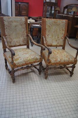 two chairs that are sitting in a room together
