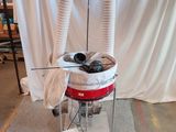 une machine posée sur un support dans une pièce