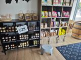un magasin dont les rayons regorgent de produits