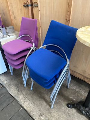 Huit chaises visiteurs, piétement tubulaire gris, dont quatr…