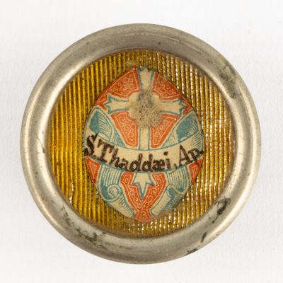 a picture of a button with a picture of a cross on it