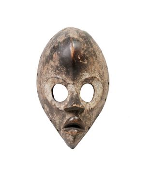 une image d'un masque en bois sur fond blanc