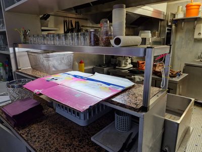 un plan de travail sur lequel sont posés tout un tas d'objets