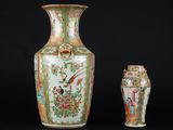 un ensemble de trois vases posés les uns à côté des autres sur une surface noire