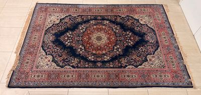 un grand tapis oriental sur le sol d'une pièce