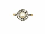 bague en perles blanches et diamants sur fond blanc