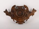 une horloge murale en bois ornée d'un motif décoratif