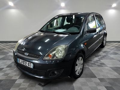 une photo d'une ford fiesta noire garée dans un garage