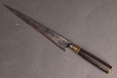 un couteau posé sur une table à côté d'une paire de ciseaux