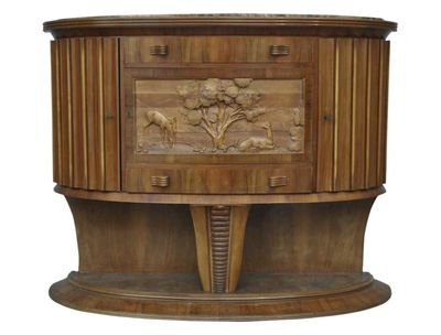 Bahut en noyer à panneau sculpté aux biches style 1940. Plat…