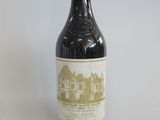 une bouteille de vin posée sur une table
