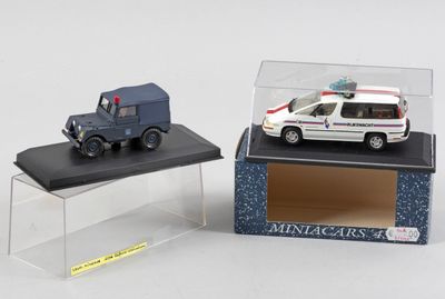 deux petites voitures dans une vitrine posée sur une table