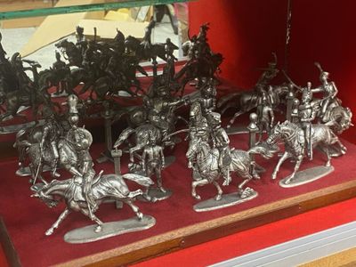 de nombreuses figurines représentant des hommes à cheval, exposées dans une vitrine