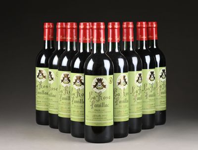 six bouteilles de vin rouge sont alignées