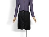 une photo d'un mannequin portant un t-shirt violet et une jupe noire