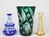 trois vases posés l'un à côté de l'autre sur une surface blanche