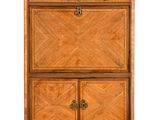 une armoire en bois avec un plateau en marbre et deux portes