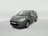 Une Citroën grise est garée dans une pièce blanche