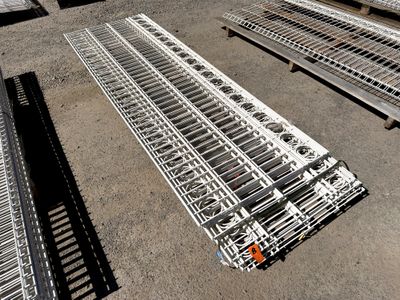 de nombreuses palettes métalliques posées à même le sol
