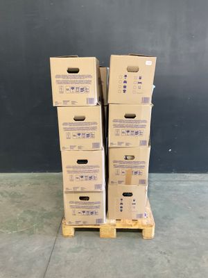 trois cartons empilés les uns sur les autres sur une palette