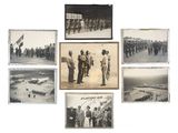 plusieurs vieilles photos en noir et blanc montrant des militaires debout devant une foule