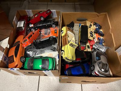 une boîte en carton remplie de petites voitures de toutes sortes