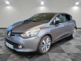 la voiture grise est garée sur un carrelage à carreaux