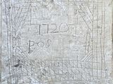 une photo d'une plaque en pierre sur laquelle figure une carte