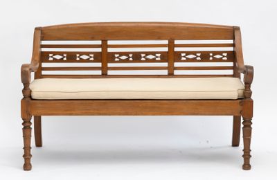 un banc en bois sur lequel est posé un coussin