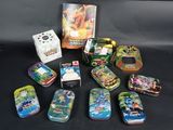 il y a plein de boîtes Pokémon sur la table