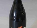 une bouteille de vin posée sur une table