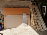 un tas de meubles inachevés dans un garage, avec une échelle