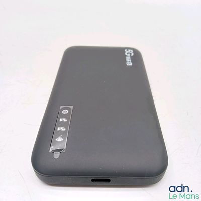 gros plan d'un téléphone portable sur une surface blanche