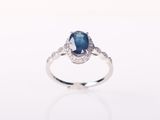 bague en saphir bleu et diamant sur fond blanc