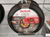 une grande poêle exposée dans un magasin