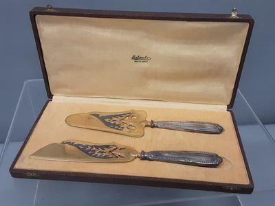 2 pelles à gâteaux en argent fourré et métal doré.