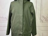 Le manteau est vert et comporte une capuche qui y est fixée.