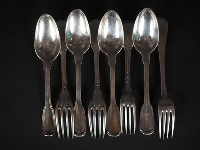 six cuillères en argent et une fourchette sont alignées sur un fond noir