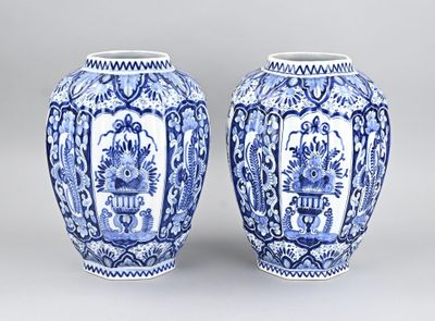 paire de vases bleus et blancs à motifs floraux
