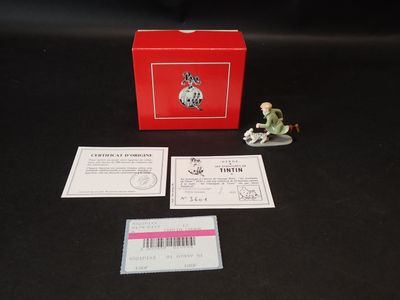 une petite figurine représentant un homme à bord d'un bateau