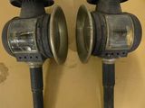 deux lampes accrochées au mur l'une à côté de l'autre
