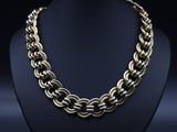 un collier à chaîne en or sur un mannequin noir