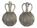 deux vases en verre placés l'un à côté de l'autre