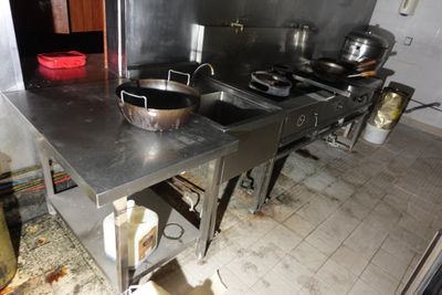 une photo d'une cuisine avec de nombreuses casseroles et poêles posées sur le plan de travail
