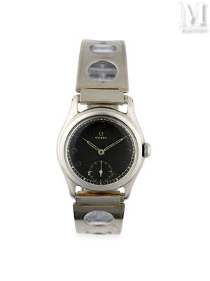 un gros plan d'une montre sur une surface blanche avec un fond blanc