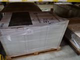 une grande pile de cartons sur une palette dans un entrepôt