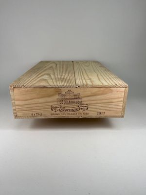 une boîte en bois vide posée sur une surface blanche, avec un fond blanc