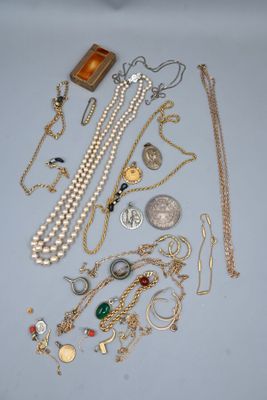 plusieurs types de colliers et de bracelets posés sur une table