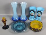 beaucoup de vases et de coupes en verre sur la table
