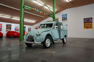 une petite voiture garée à l'intérieur d'un bâtiment